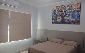 Quarto com ar e banheiro estacionamento e Wi-Fi